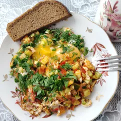 Яичница с помидором и кабачком