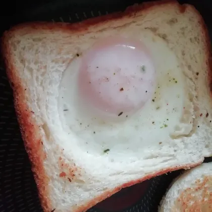 Яйцо в хлебе