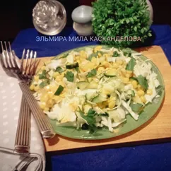 Салат из молодой капусты, огурцов и кукурузы