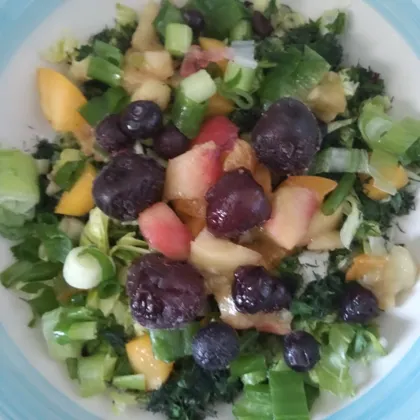 Салат с фруктами и ягодами