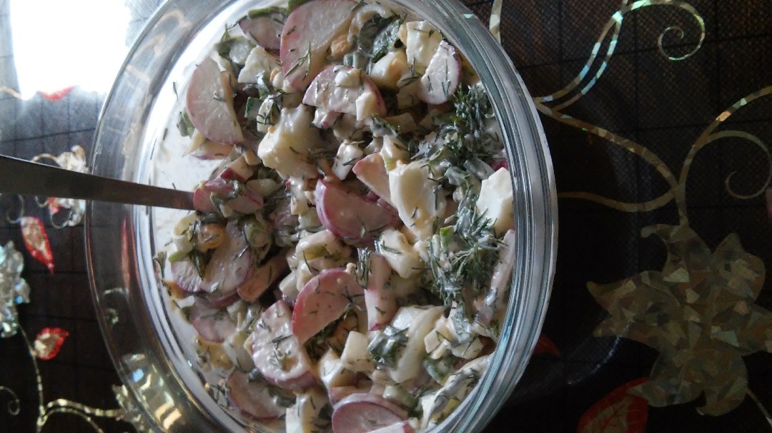 Салат с редисом и яйцом