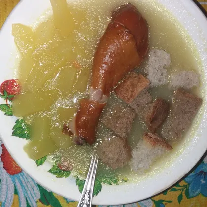 Гороховый суп с копченной курочкой и сухариками