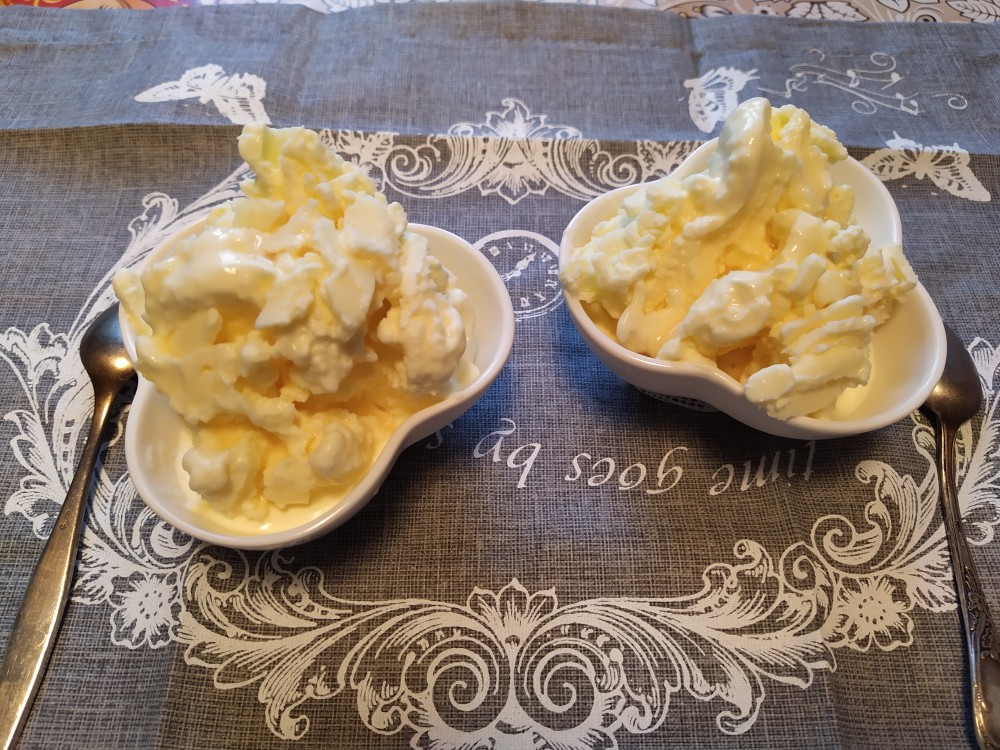 Молочное мороженое в мороженице со вкусом апельсина