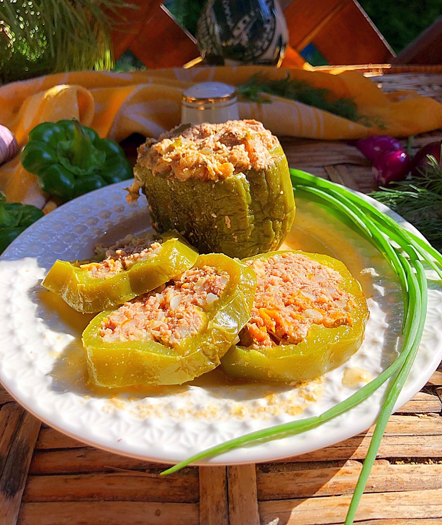 Фаршированный перец рецепт с фаршем и булгуром. Долма с булгуром и фаршем. Фаршированный перец рецепт с фаршем и булгуром. Фаршированный перец без фарша. Перец фаршированный булгуром.