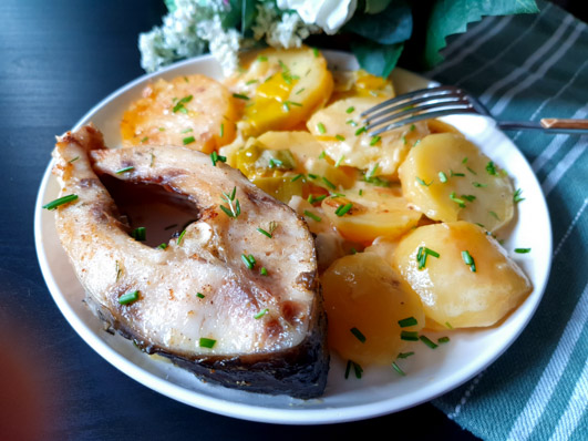 Карп с луком-пореем и картофелем