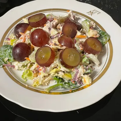 Вальдорфский салат с сельдереем, яблоком и курицей