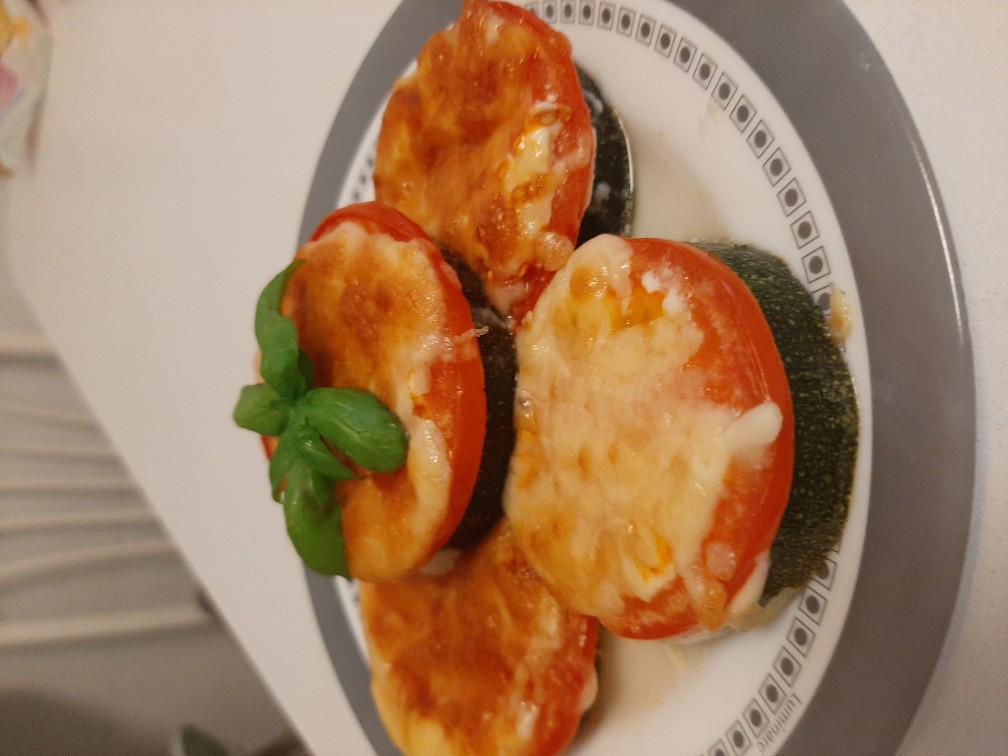 Цукини запечённые в духовке с помидорами и тёртый сыром