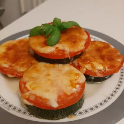 Цукини запечённые в духовке с помидорами и тёртый сыром