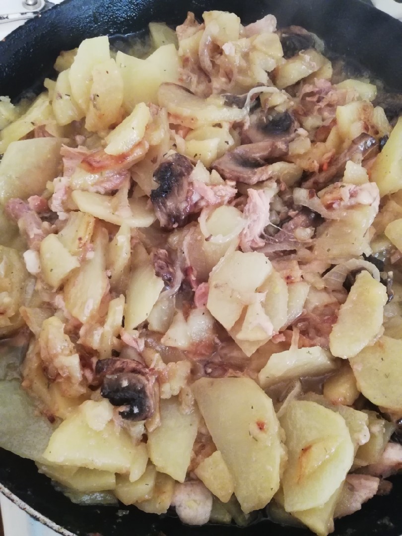 Тушеная картошка с тушенкой и грибами — рецепт с фото | Рецепт | Еда, Идеи для блюд, Картошка