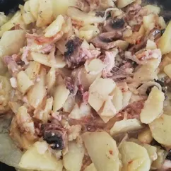 Жареная картошка с тушёнкой и грибами