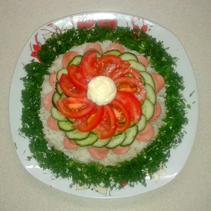 Рисовый салат с сосисками и овощами