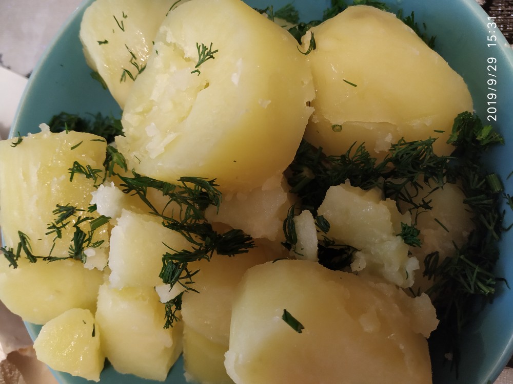 Отварной картофель с укропом и чесноком