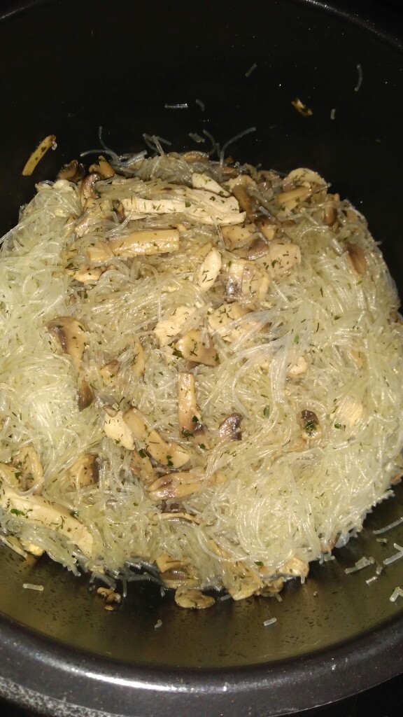 Фунчоза с куриной грудкой и шампиньонами