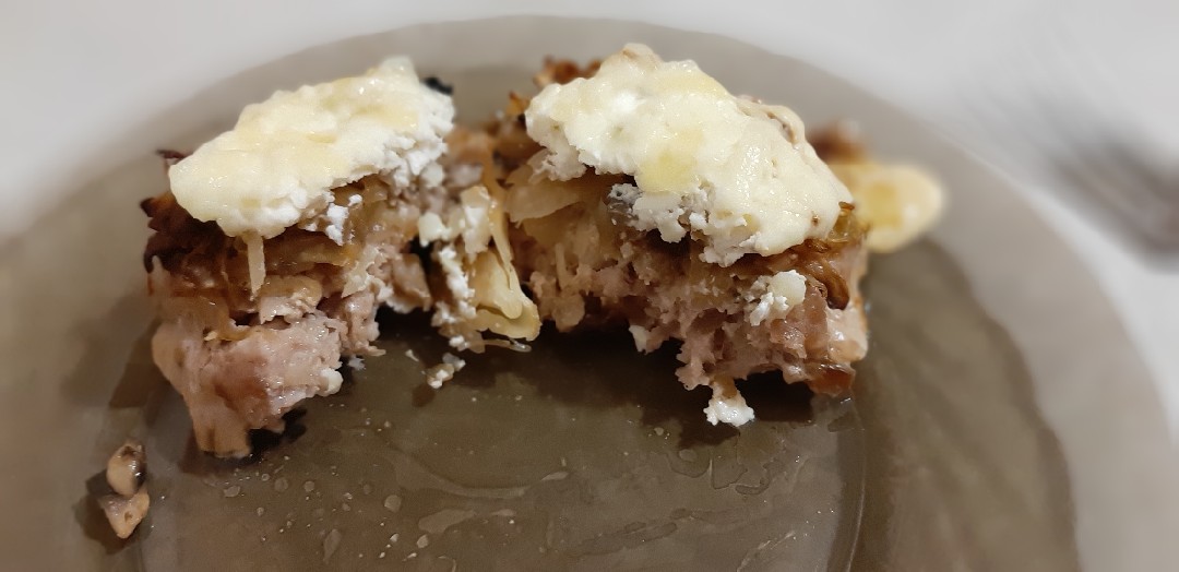Мясные "лепешки" под колпаком