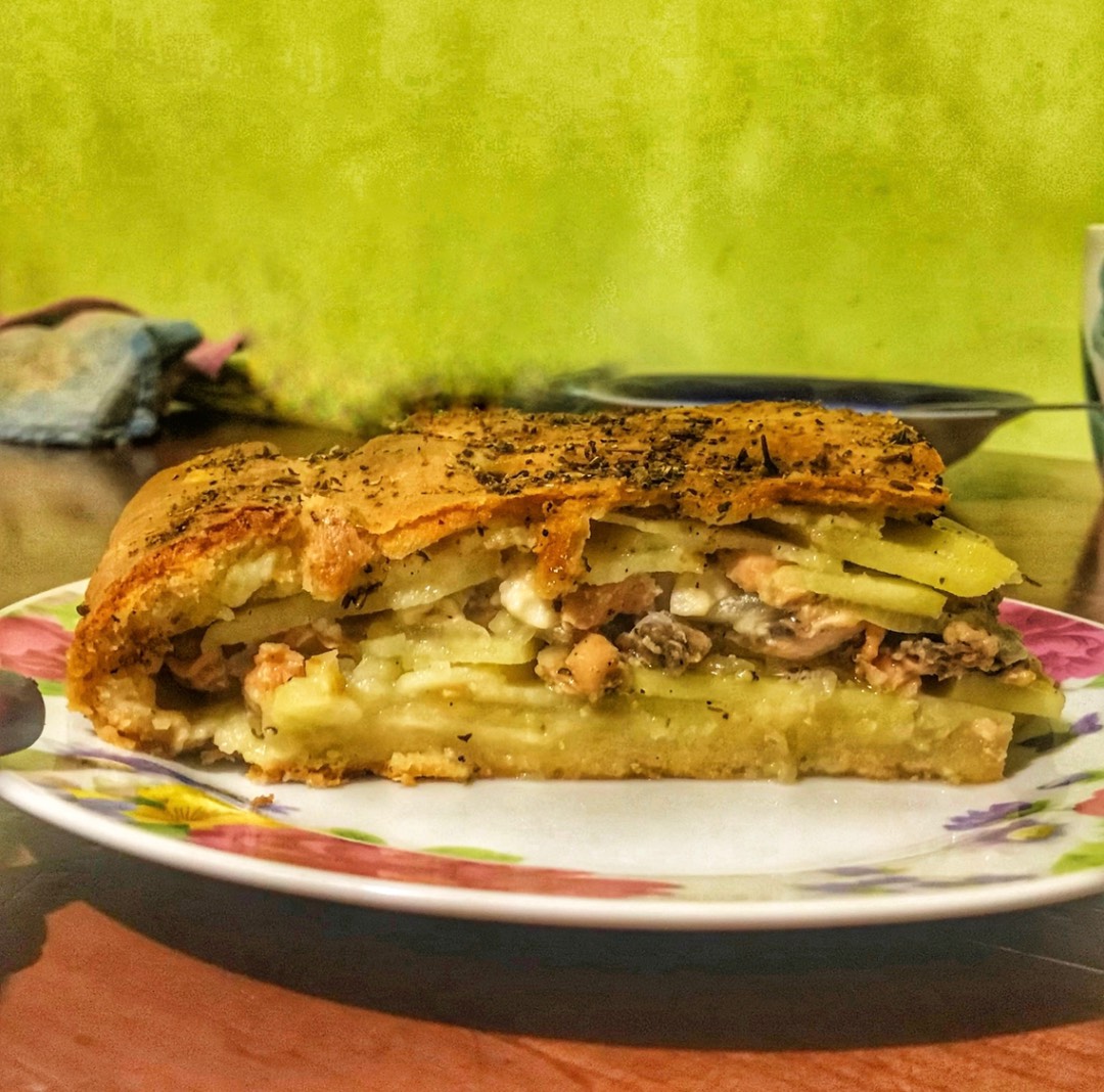 Рыбный пирог с сайрой, картофелем и луком
