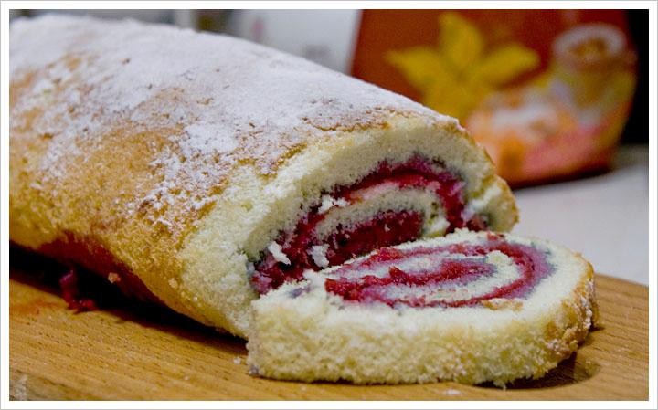 Бисквитный рулет с клюквой