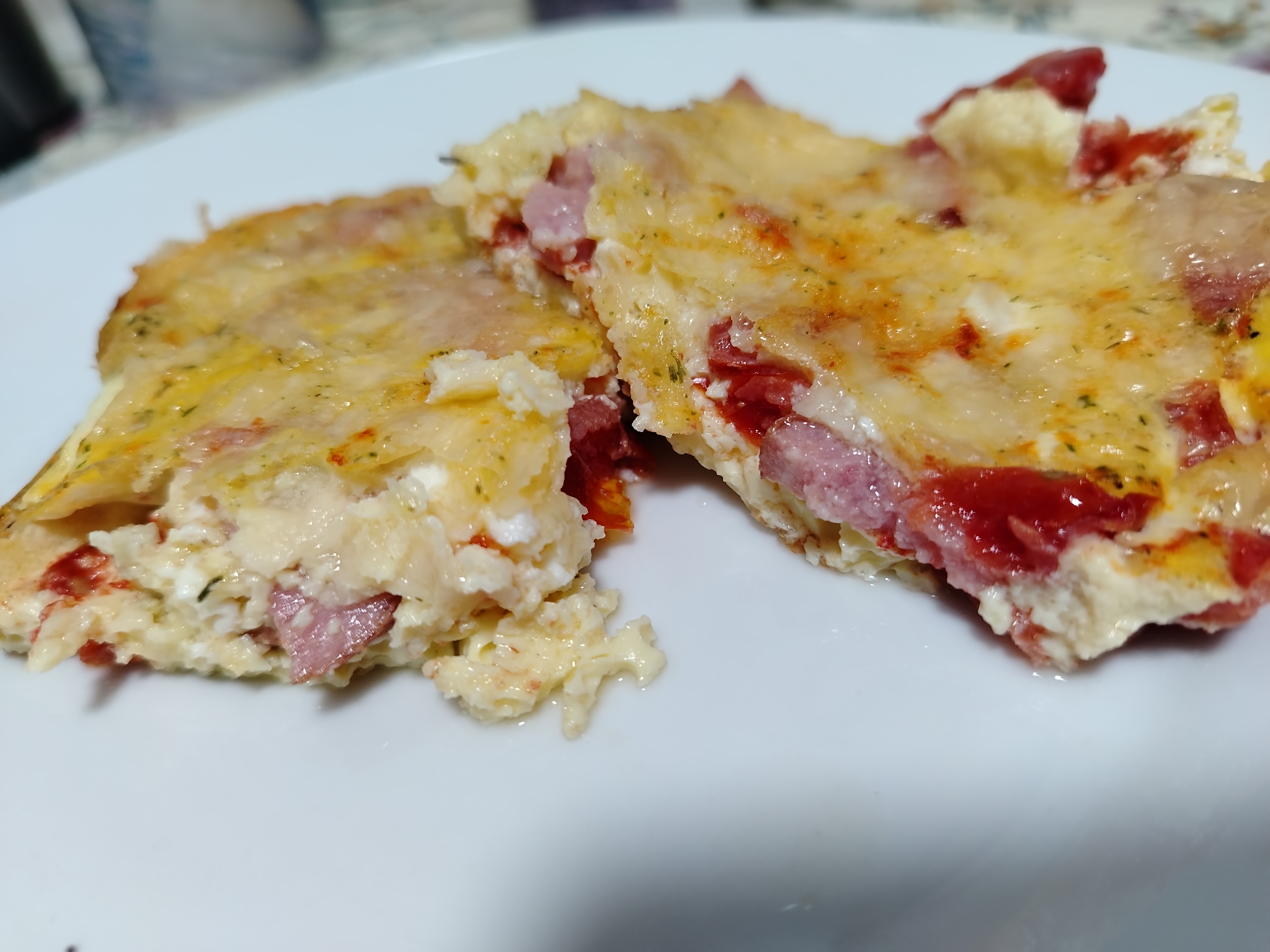 Сырный омлет с колбасой и помидорами