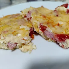 Сырный омлет с колбасой и помидорами