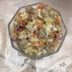 Яркий, сытный салат)