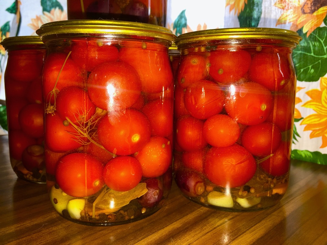 Маринованные черри с виноградом