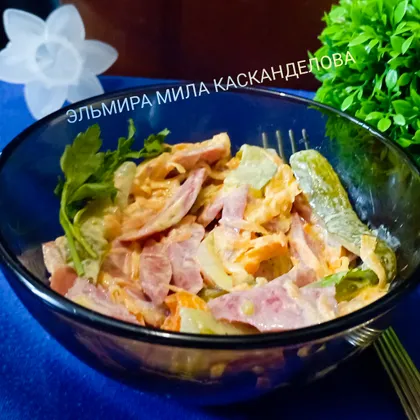 Салат с колбасой и маринованными огурцами