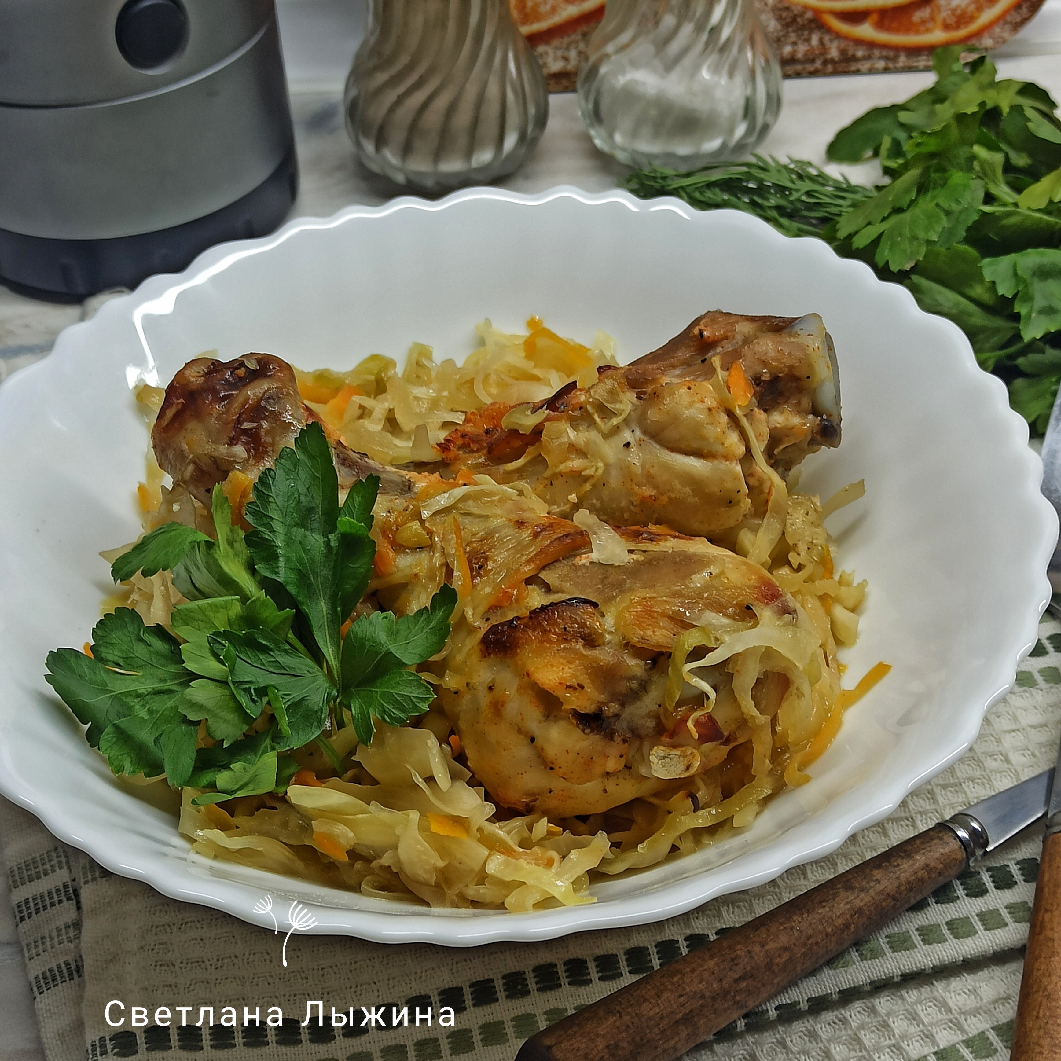 Куриные голени с капустой в духовке
