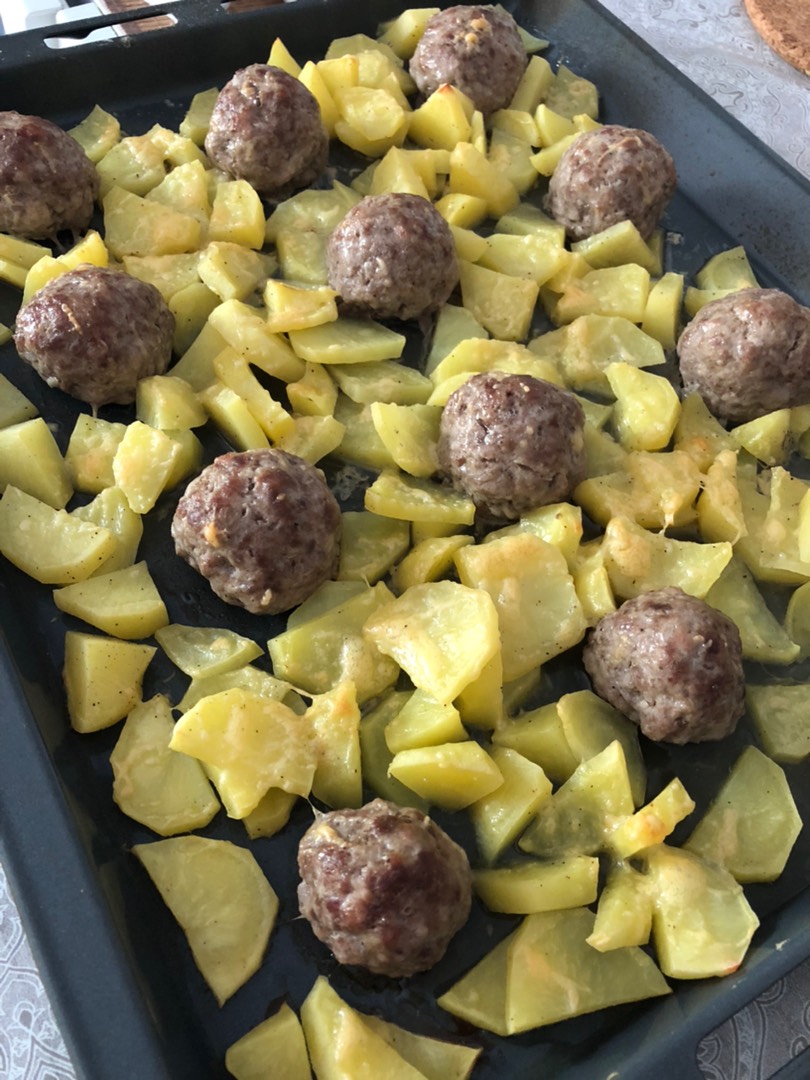 Картошка с котлетками в духовке