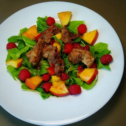 Теплый салат с мясом и персиком