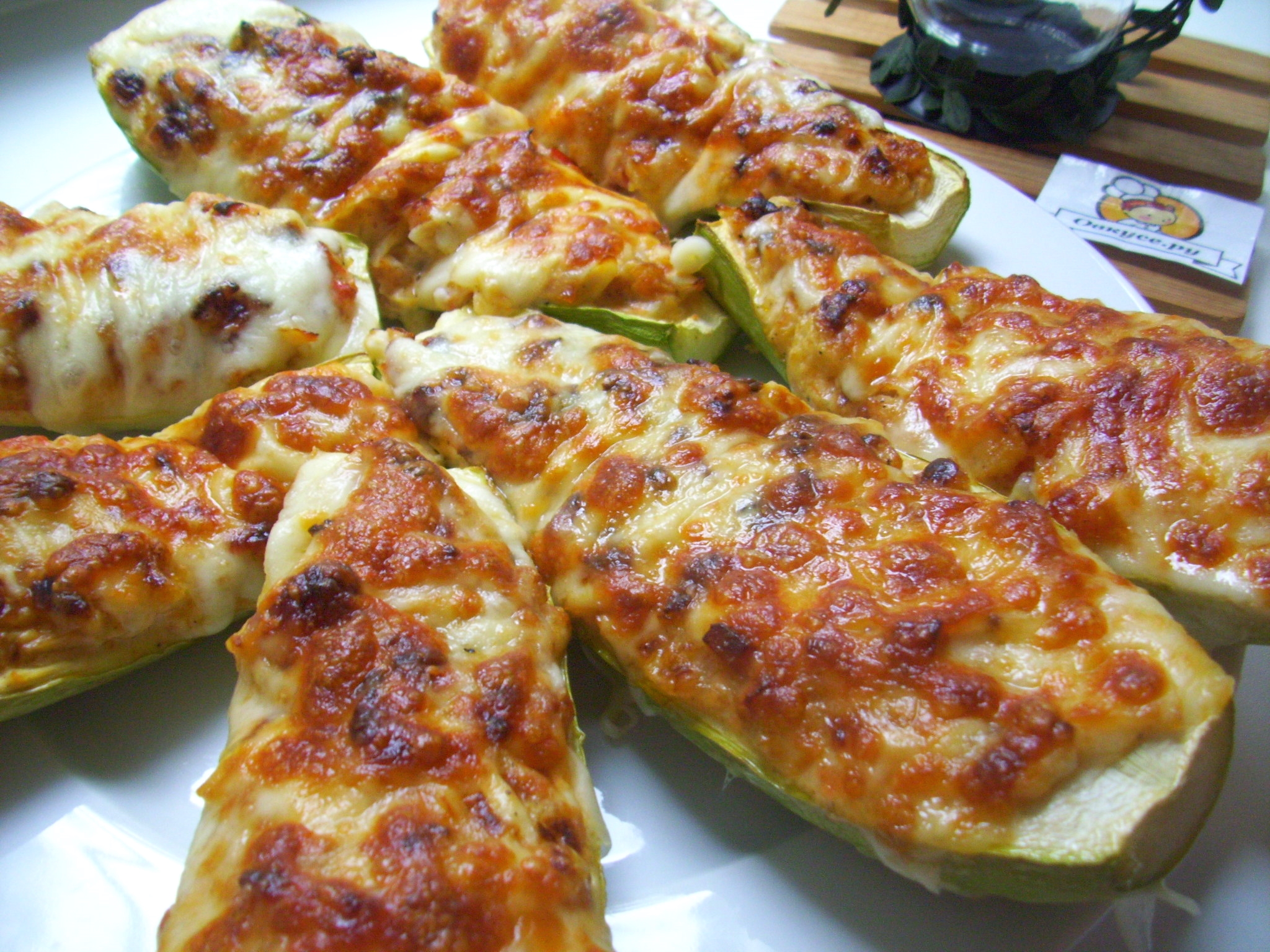 Лодочки из кабачков с мясом и сыром