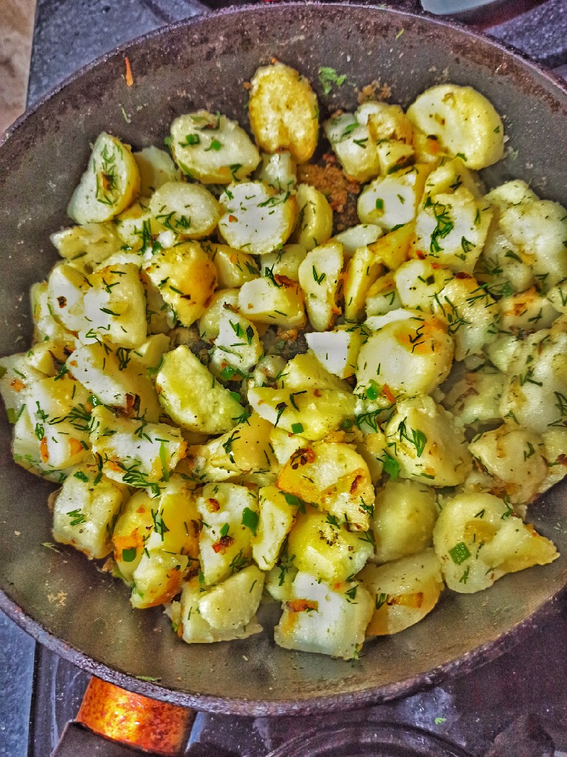 Молодой картофель с укропом и чили