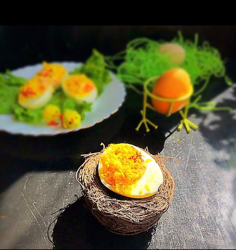 Яйца, фаршированные желтком, чесноком и майонезом