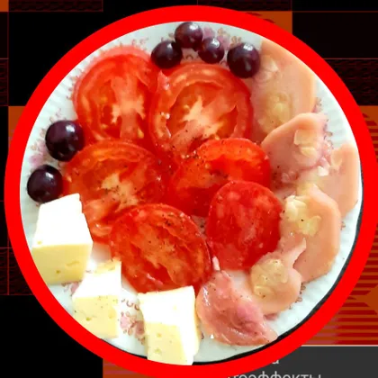 Закуска: помидор, сыр, маринованный кабачок