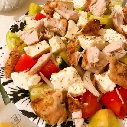 Салат с куриным филе, сыром и овощами