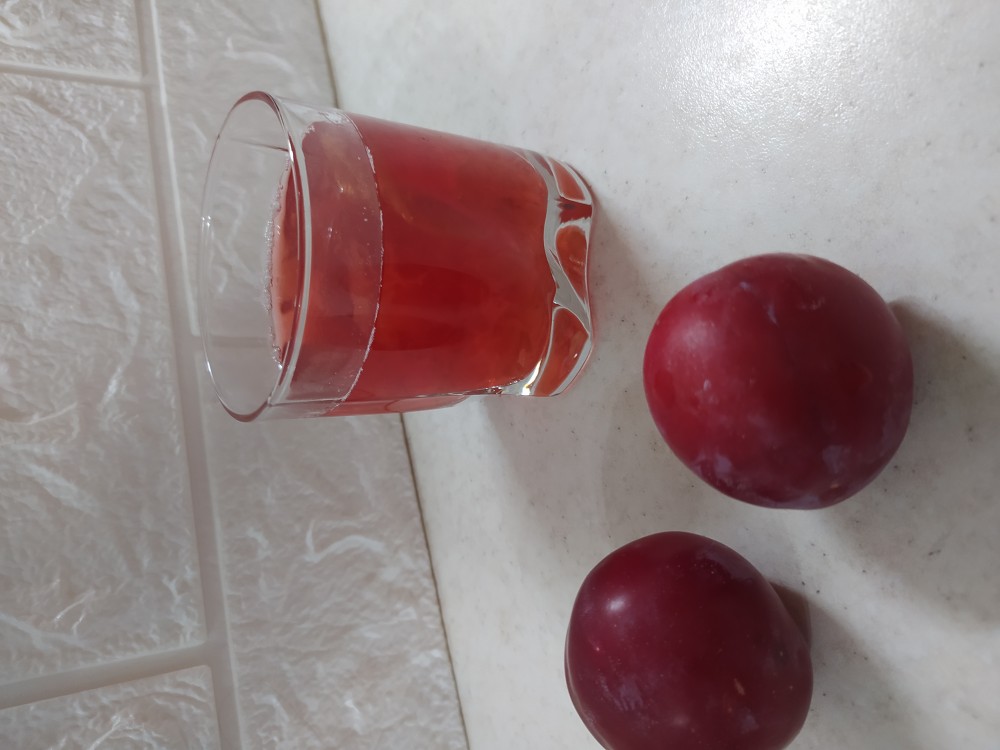 Освежающий компот из слив