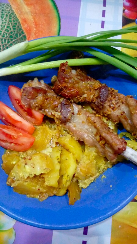 Свиные рёбрышки с овощами,запечённые в духовке