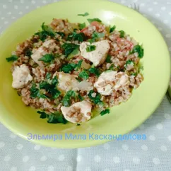 Гречка с куриной грудкой и овощами