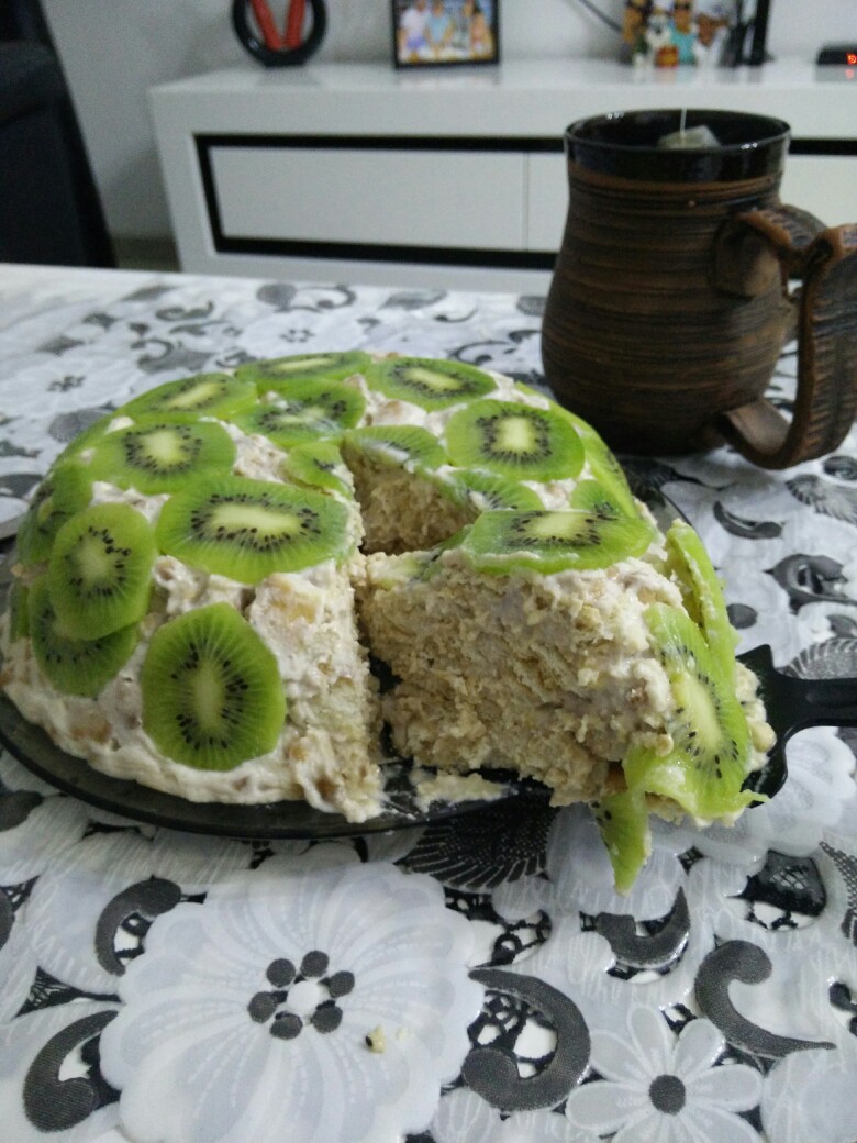 Торт из печенья рыбки со сметаной и фруктами