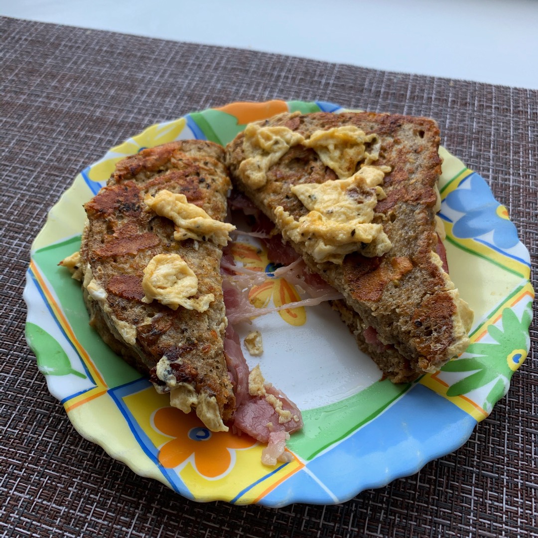 Идея завтрака - гренки с сыром, яйцом и свиной шейкой