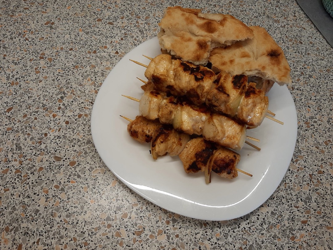 Куриный шашлычок на шпажках