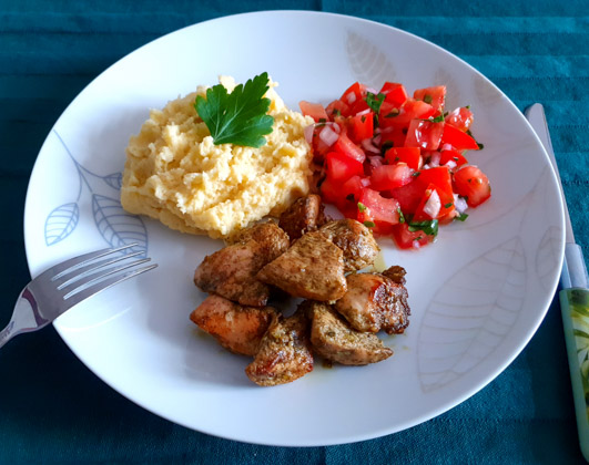 Куриное филе с заатаром, миндально-картофельным пюре и томатной сальсой