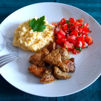 Куриное филе с заатаром, миндально-картофельным пюре и томатной сальсой