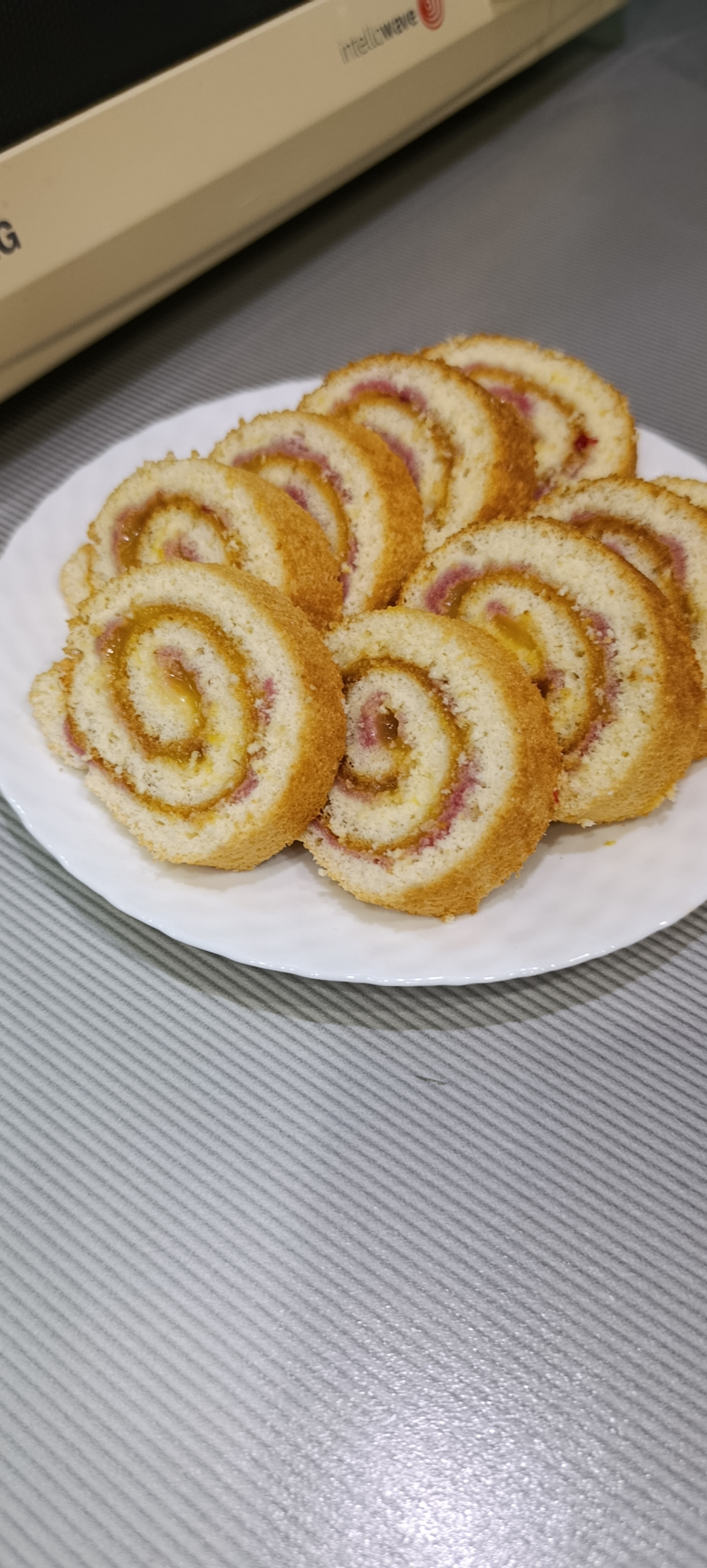 Бисквитный рулет с апельсиновым курдом