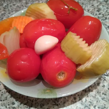 Маринованные помидоры с овощами (ассорти)