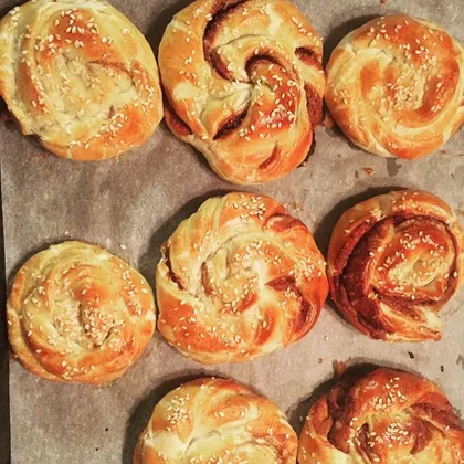 Булочки с шоколадом и корицей из слоеного теста