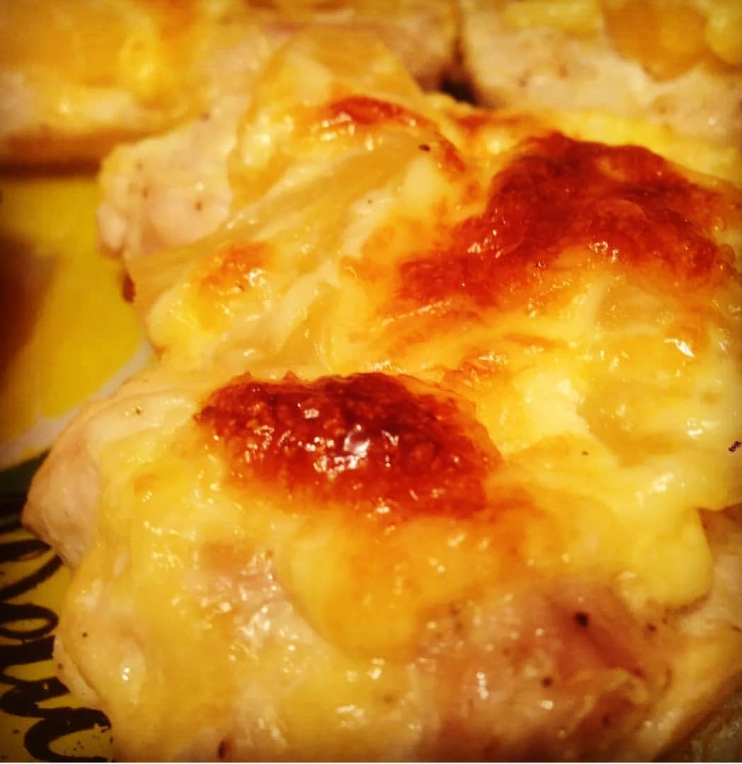 Куриное филе, запеченное с ананасами и сыром