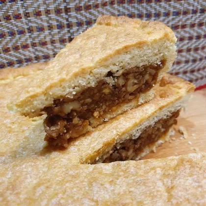Пирог с грецкими орехами в карамельный соусе