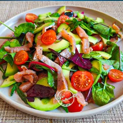 Салат с красной рыбой и авокадо