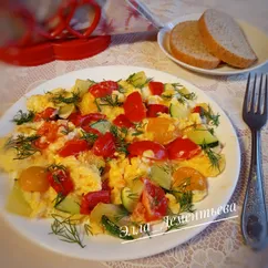 Яичница с кабачком, болгарским перцем и помидором