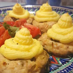 Куриные ватрушки с грибами и картофельным пюре