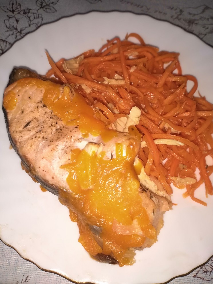 Запеченный лосось с картофелем и чесночным соусом